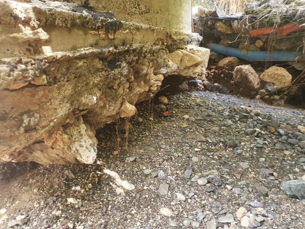 Grosse casse sur la canalisation principale d'eau potable à Capesterre
